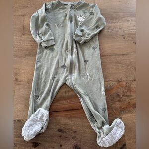 Pekkle Giraffe Kids One Piece footies Animal Print sage green size 12 months